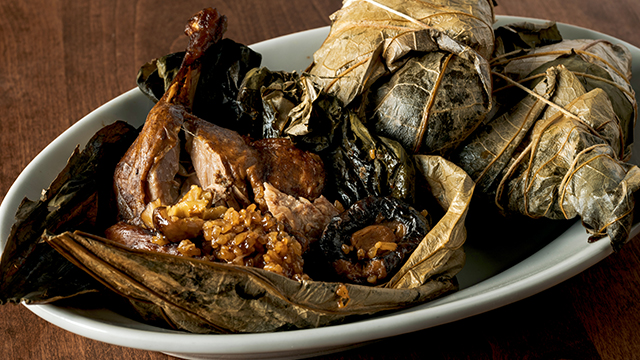 鴨もも肉とむき栗の蓮の葉ちまき