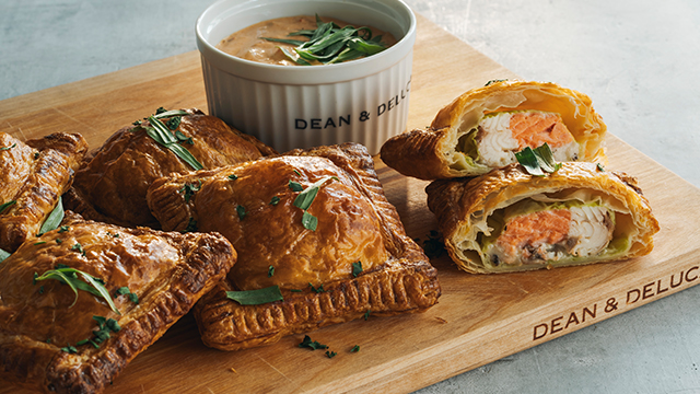 富士山サーモンのパイ包み焼き オランデーズソース