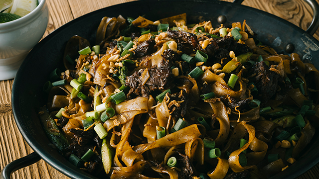 牛ほほ肉とアスパラガスのパッタイ