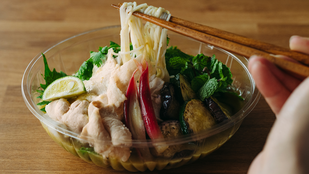 夏野菜と豚しゃぶのグリーンカレー素麺