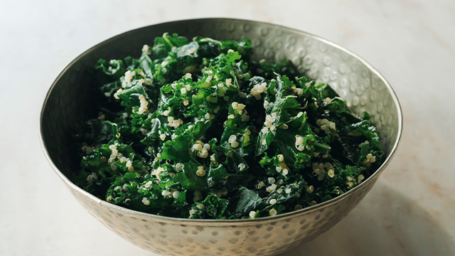 ケールとキヌアのサラダ レモンドレッシング