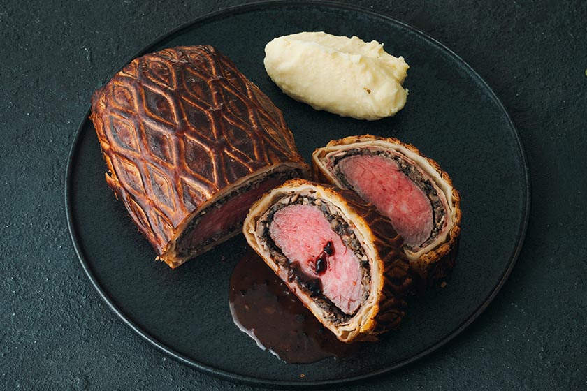 鹿児島産黒毛和牛のパイ包み焼き黒トリュフソース