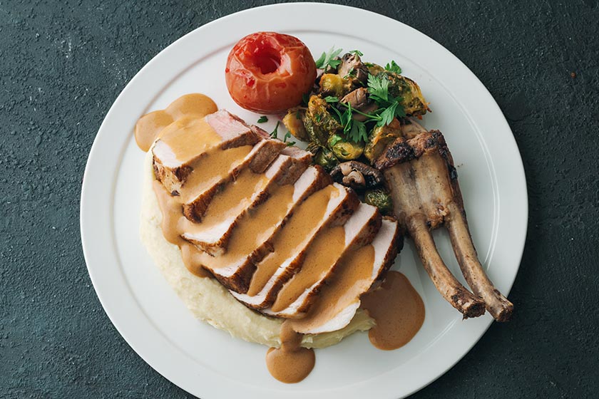 北海道産骨付き豚ロースのグリル マルサラソース