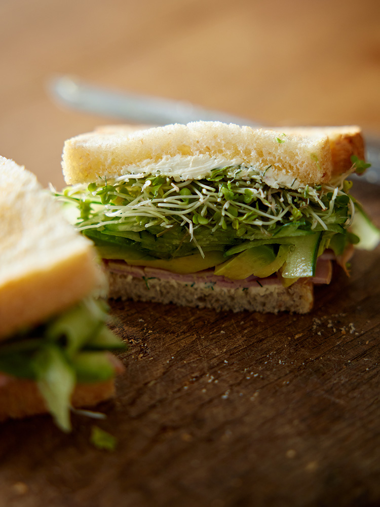 たっぷりのきゅうりとハーブを挟んで