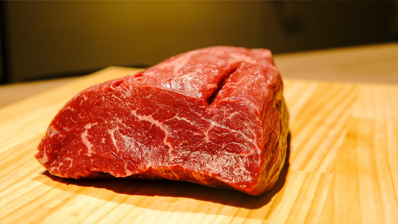 牧草あか牛のランプ肉。 コクのある濃厚な赤身。