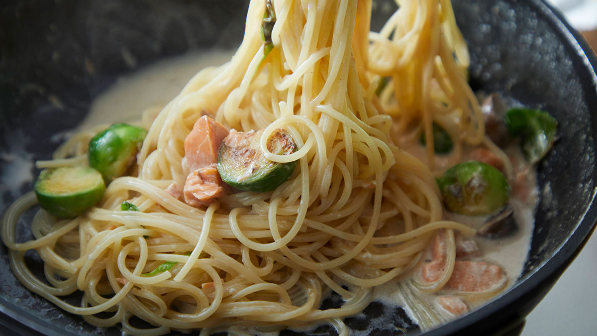 スモークサーモンと芽キャベツのスパゲッティの作り方