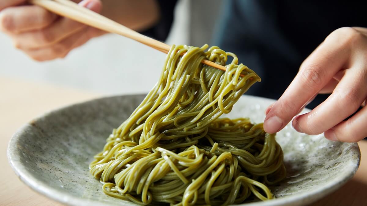 揚げ玉ネギおろし茶そばのつくり方