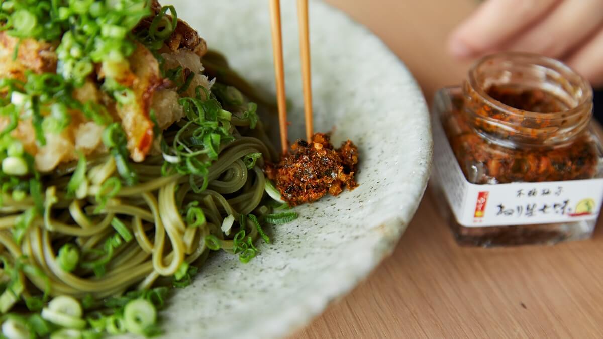 揚げ玉ネギおろし茶そばのつくり方