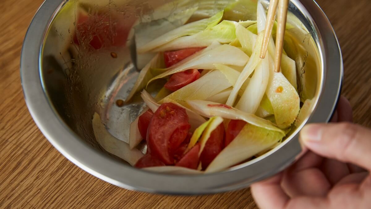 トマトとチコリの冷やしうどんのつくり方