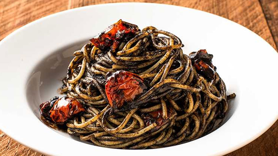 イカ墨とセミドライトマトのスパゲッティーニ