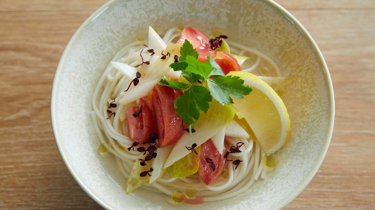 トマトとチコリの冷やしうどん