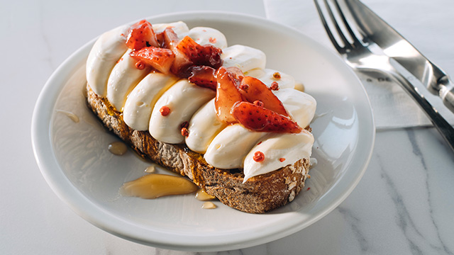 いちごのホイップリコッタトースト