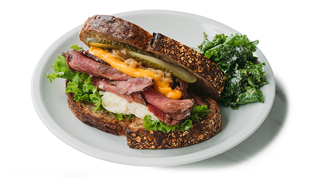 ローストビーフとキャラメルオニオンのサンド