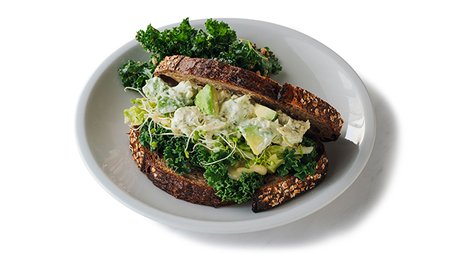 アボカドとハーブチキンのサンド