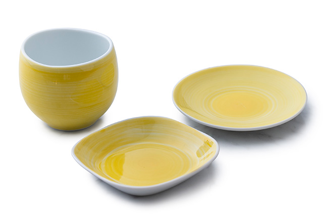 手仕事の温もりをのせた 波佐見焼