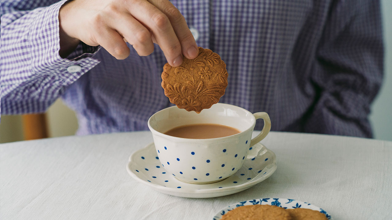 冬はホットミルクティーに浸して