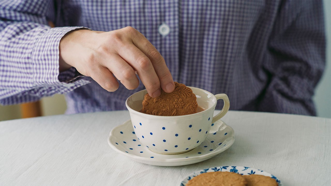 冬はホットミルクティーに浸して
