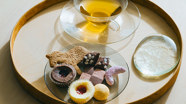 7種の焼き菓子をハーブティーと