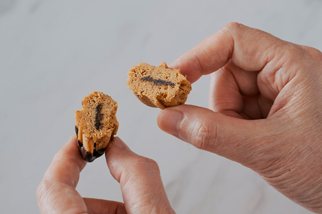 中にたっぷり挟んだチョコレート