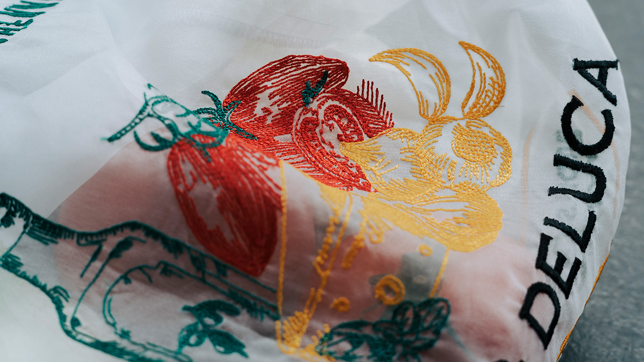 DEAN & DELUCA のルーツを2つの刺繍柄に