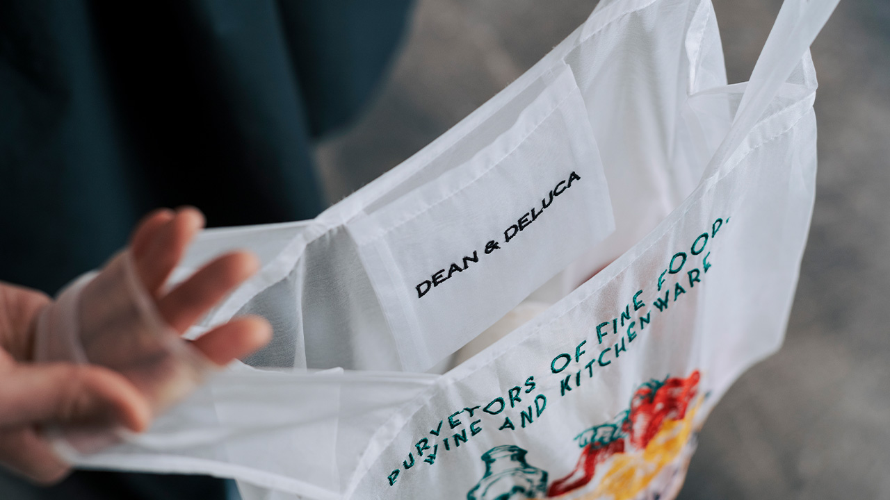 まるで空気をまとうような軽やかさ