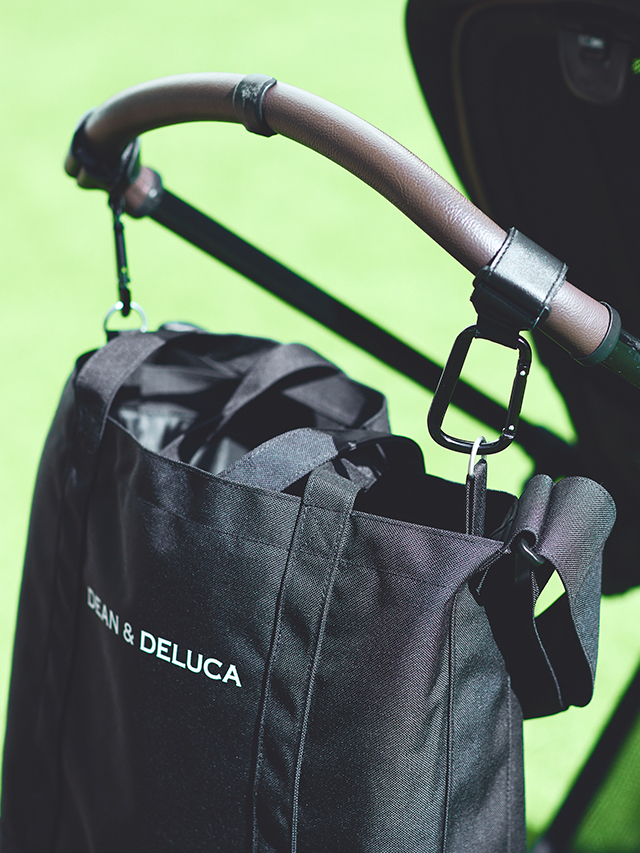 両サイドのDカンをフックにかければ、荷物の出し入れがよりスムーズに