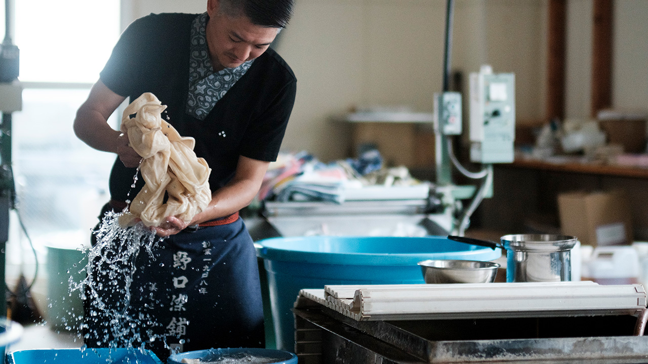 職人が10枚ずつ、丹精込めて染める