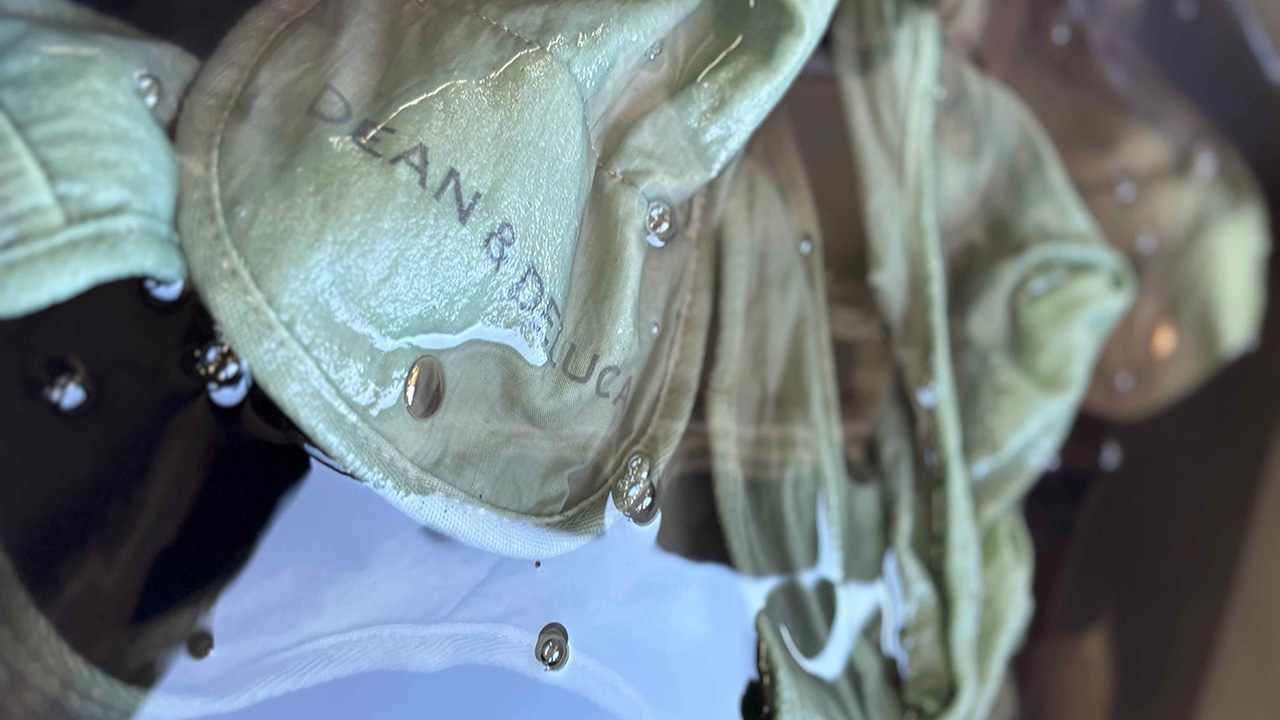 職人が10枚ずつ、丹精込めて染める