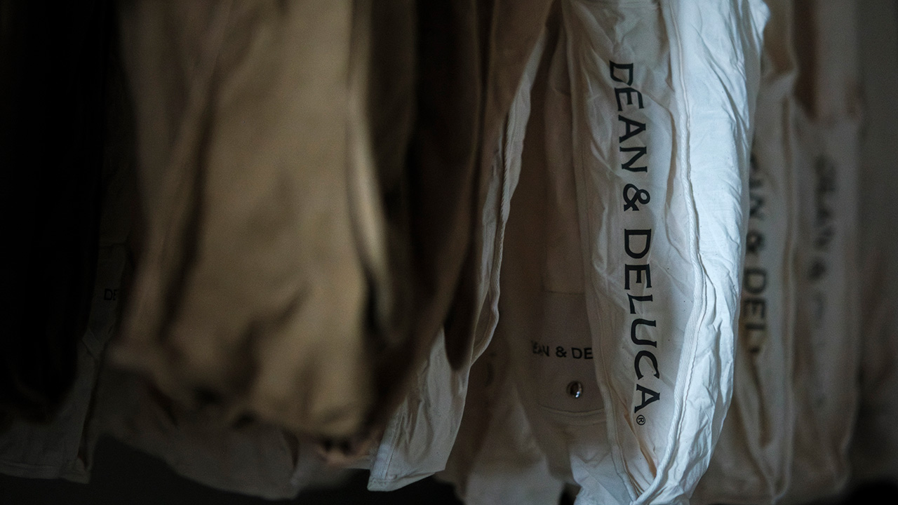 職人が10枚ずつ、丹精込めて染める