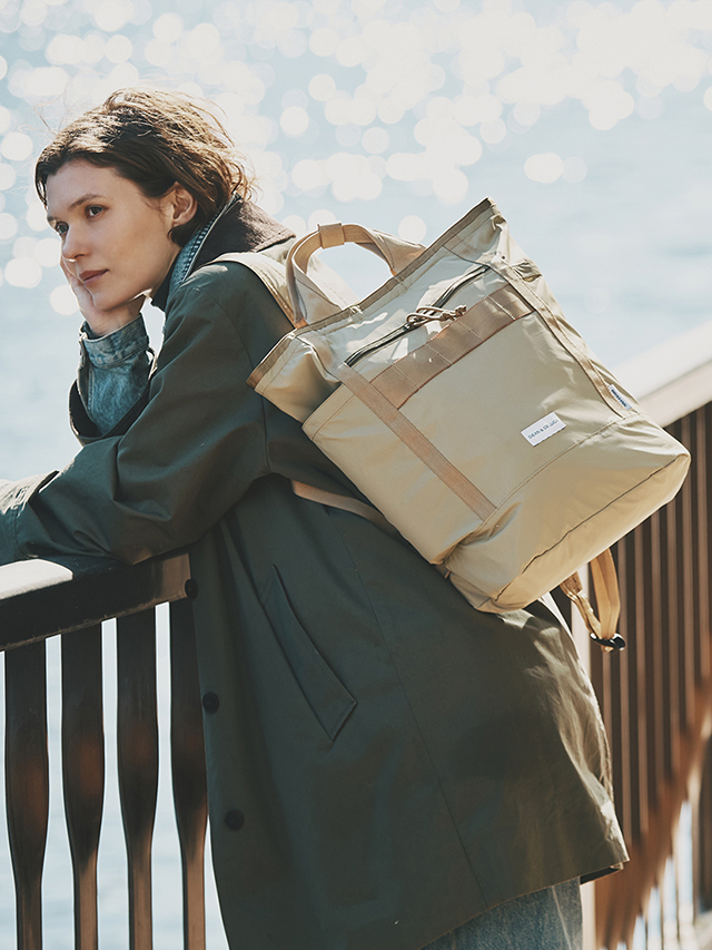 ハンドルによる手持ちも可能な 2WAY仕様