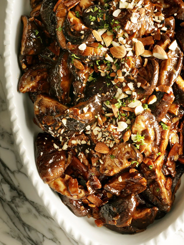 椎茸とローストアーモンドのバルサミコキャラメリゼ