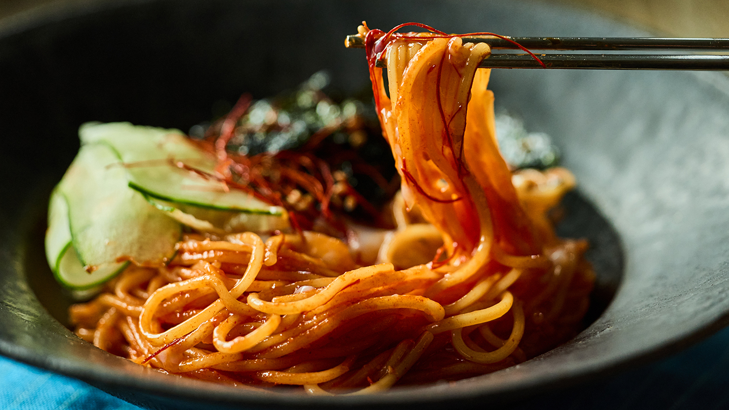 多彩な素材と旨みが絡み合う、夏のエスニック麺