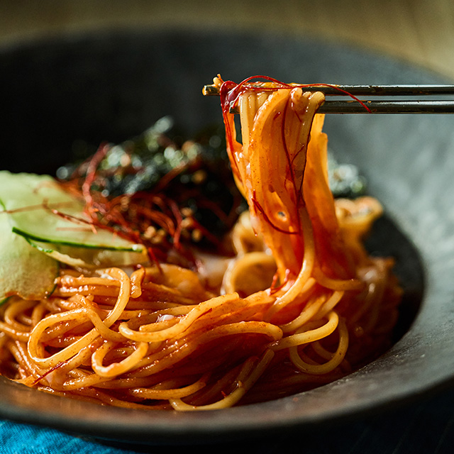 多彩な素材と旨みが絡み合う、夏のエスニック麺