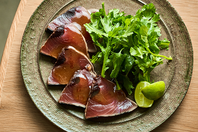 鰹のカルパッチョ × しょっつると柚子胡椒のスイートチリソース