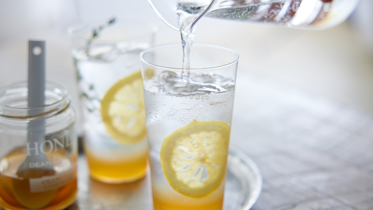 レモン蜂蜜漬けとソーダでつくる レモネード