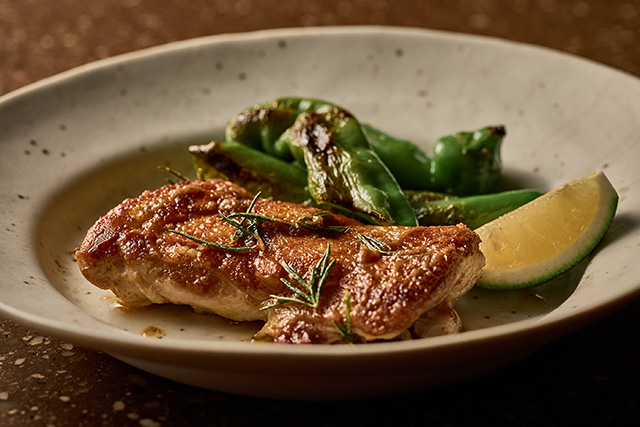 鶏もも肉と万願寺唐辛子のグリル