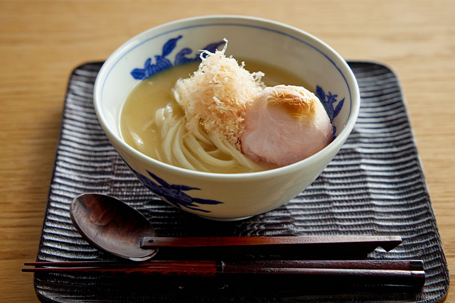 京の白味噌雑煮うどん 丸餅とまぐろ削り節入り