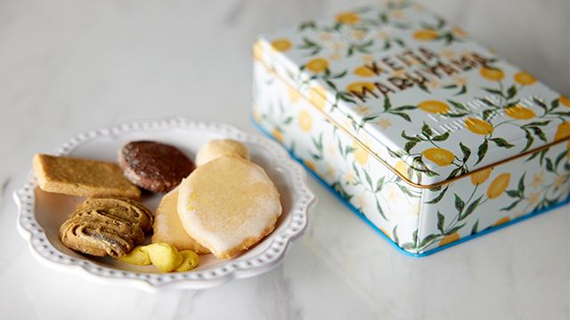 お菓子缶とクッキー缶